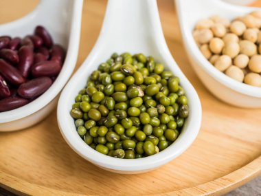 Tahta kaşıkta yeşil fasulye