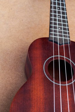 Eski ahşap arka planda ukulele kapat