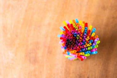 İçmek için renkli samanı kapat