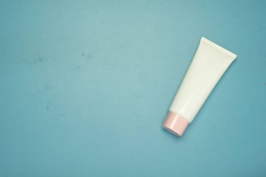 Mavi arkaplanda kozmetik tüp