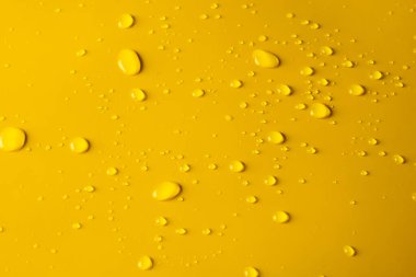 Sarı arkaplanda damlacık suyu