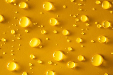 Sarı arkaplanda damlacık suyu