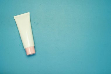 Mavi arkaplanda kozmetik tüp