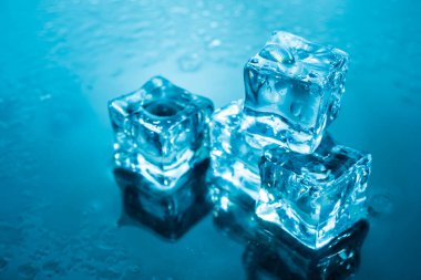 mavi arkaplanda buz küpleri