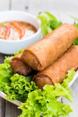 Beyaz tabak içinde börek. 