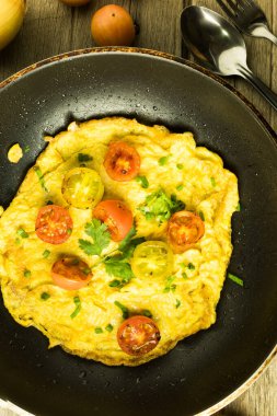 Omlet, çırpılmış yumurta, renkli modern arka plan.