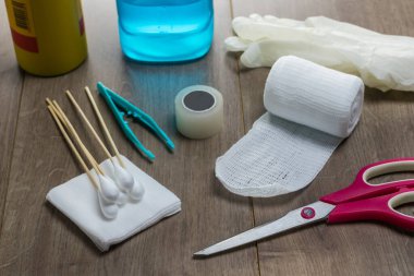 Tahtaya ilk yardım koyun.