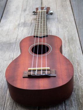 Eski ahşap arka planda ukulele kapat