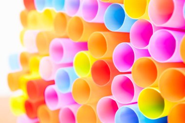 İçmek için renkli samanı kapat