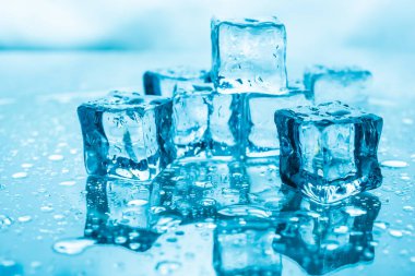 mavi arkaplanda buz küpleri