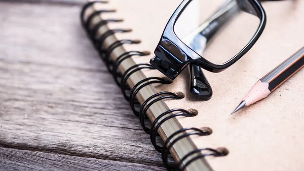 Close Notebook Com Óculos Caneta — Fotografia de Stock