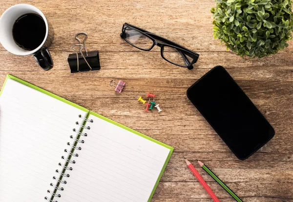 Mesa Escritório Com Smartphone Caneta Xícara Café Óculos Vista Superior — Fotografia de Stock