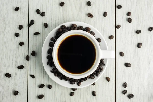 Tasse Kaffee Und Kaffeebohnen Auf Hölzernem Kopierraum — Stockfoto