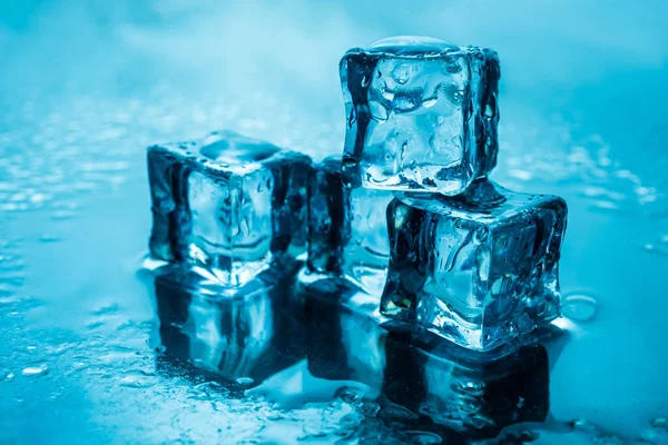 Eiswürfel Auf Blauem Hintergrund — Stockfoto