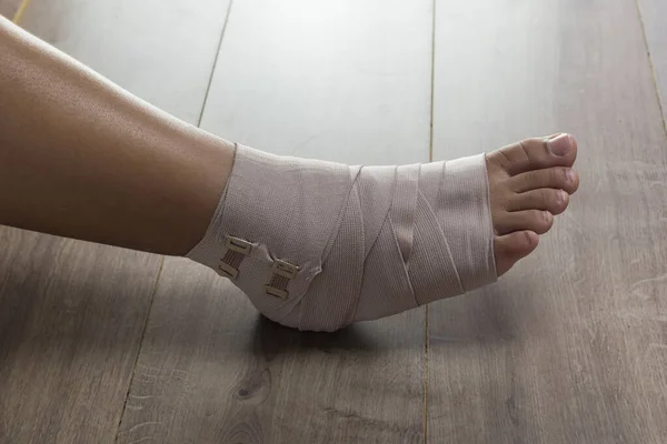 Första Hjälpen För Fotled Kvinna Med Elastiskt Bandage — Stockfoto