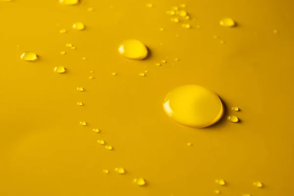 Gotas Água Sobre Fundo Amarelo — Fotografia de Stock
