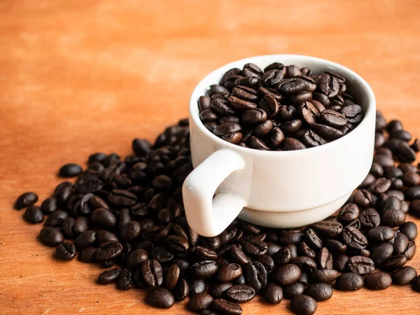 Großaufnahme Einer Kaffeetasse Voller Frischer Kaffeebohnen — Stockfoto