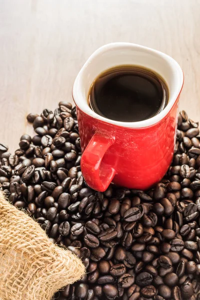 Kaffeetasse Und Kaffeebohnen Auf Holzhintergrund Farbenfroher Moderner Hintergrund — Stockfoto