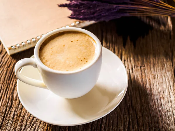 Tasse Bohnenkaffee Auf Altem Holz — Stockfoto