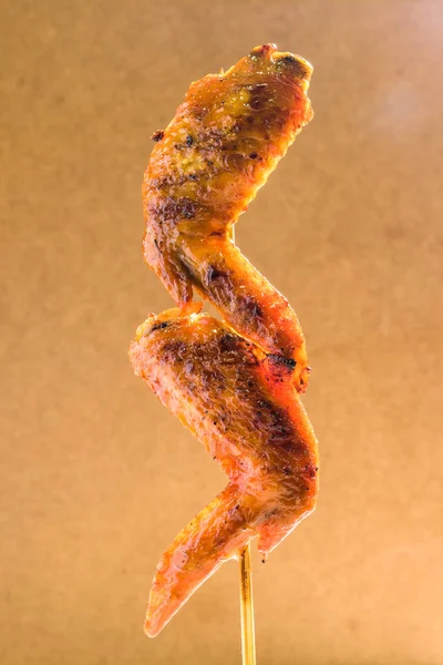 鶏の羽を煙で焼き — ストック写真