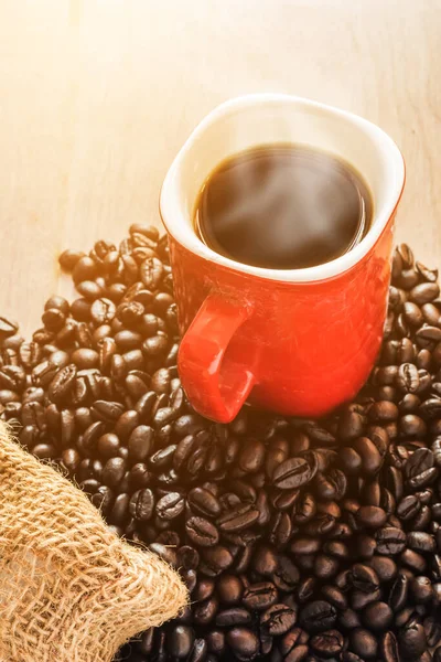 Kaffeetasse Und Kaffeebohnen Auf Holzgrund — Stockfoto