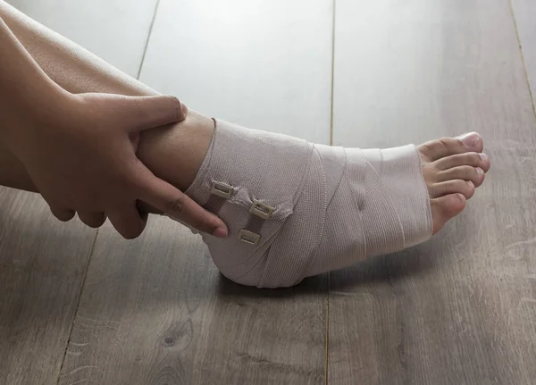 Första Hjälpen För Fotled Kvinna Med Elastiskt Bandage — Stockfoto