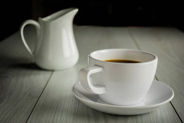 Nahaufnahme Weiße Tasse Kaffee Auf Holz — Stockfoto