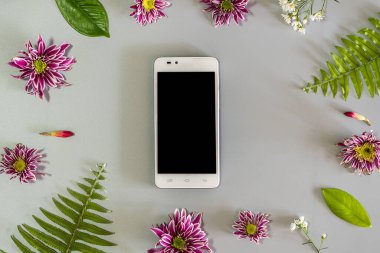 Çiçekli akıllı telefon maketi.