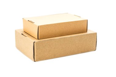 beyaz arkaplanda kahverengi kutu kağıdı