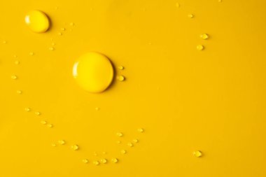 Sarı arkaplanda damlacık suyu