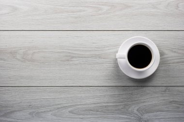 Kahve fincanı ahşap üst görünümde, boşluğu kopyala