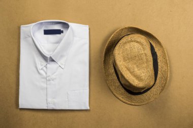 Kahverengi tahta arka planda tişört, renkli modern arka plan.