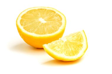 Beyaz arkaplanda sarı limon