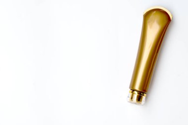 Beyaz arka planda kozmetik şişesi