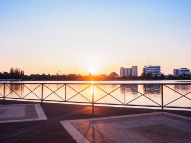 Boş yol ve modern şehir gökyüzü ve bulutlarla kaplı.