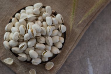 Tahtada tuzlu şam fıstığı