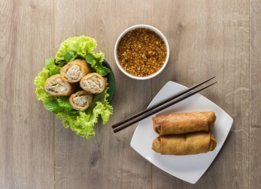 Bulaşık tahtası arka planında börek