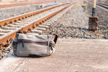 Tren istasyonunda çanta.