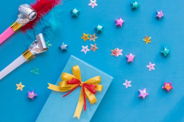 Renk arkaplan üzerinde hediye kutusu