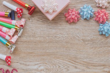 Çeşitli parti konfeti aksesuarlarıyla kutlama geçmişi. Noel konsepti, yeni yıl konsepti fotokopi alanı, Top view, düz yatış konsepti.