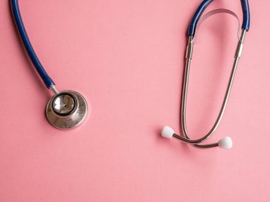 Pembe arkaplandaki steteskop kopyalama alanı