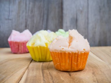 Buharda pişmiş kek, tahtadan Tayland tatlısı.