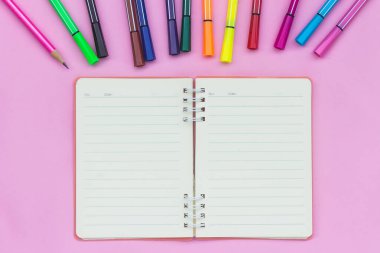 Renk kalemleri üst görünümü olan boş not defteri