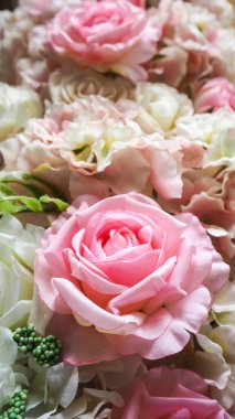 Bir buket kumaş gül çiçeği arka planda