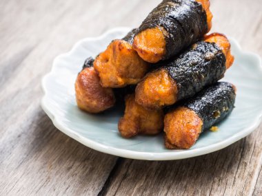 Tavuklar ve yosunlar tahtada