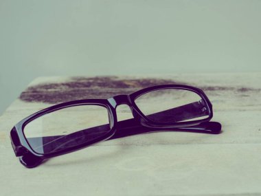 Ahşap bir arka planda gözlük ve gözlük