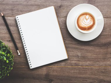 Üzerinde tahta kalem olan kahve fincanı.