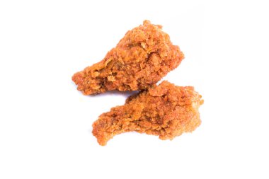 Kızarmış tavuk beyaz arka planda izole edilmiş