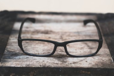 Bardaklar ahşap masada