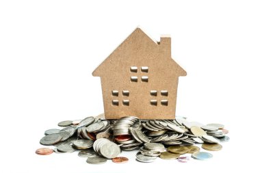beyaz arkaplan üzerindeki bozuk para yığınına ev